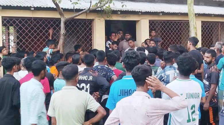 এসএসসিতে গণফেল, শিক্ষকদের ৬ ঘণ্টা তালাবদ্ধ রেখে বিক্ষোভ
