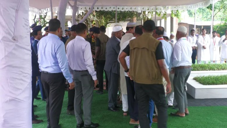 বাবা-মায়ের কবর জিয়ারত করলেন রাষ্ট্রপতি মির্জা ফখরুল