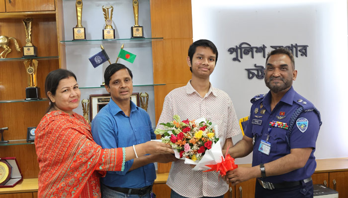 দেশসেরা নিবিড় কর্মকারকে চট্টগ্রাম জেলা পুলিশ সুপারের সংবর্ধনা